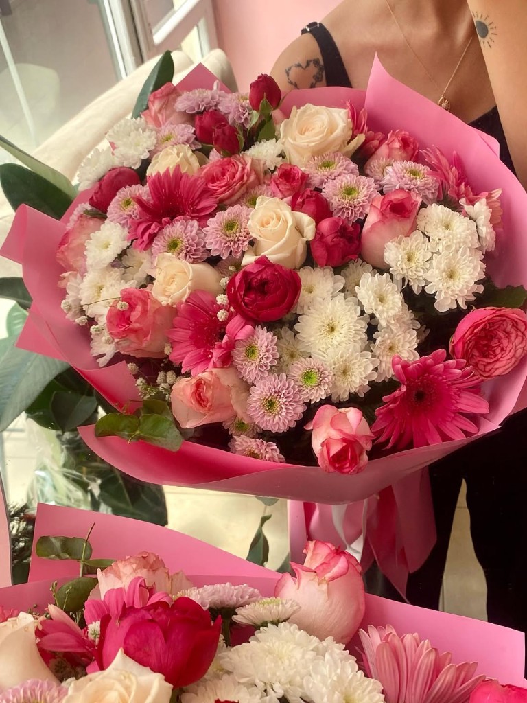 Pembe ambalajlı güller ve krizantemlerden oluşan Lalin Florist buketi